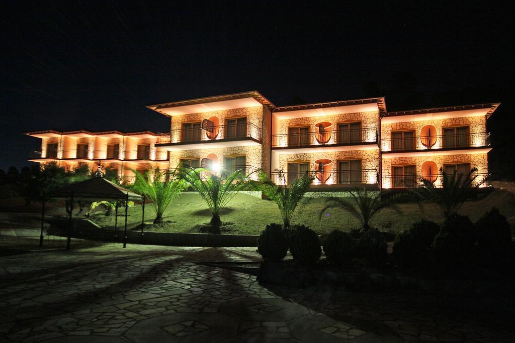Ta 2 Pefka - Petros Italos Neos Marmaras Buitenkant foto