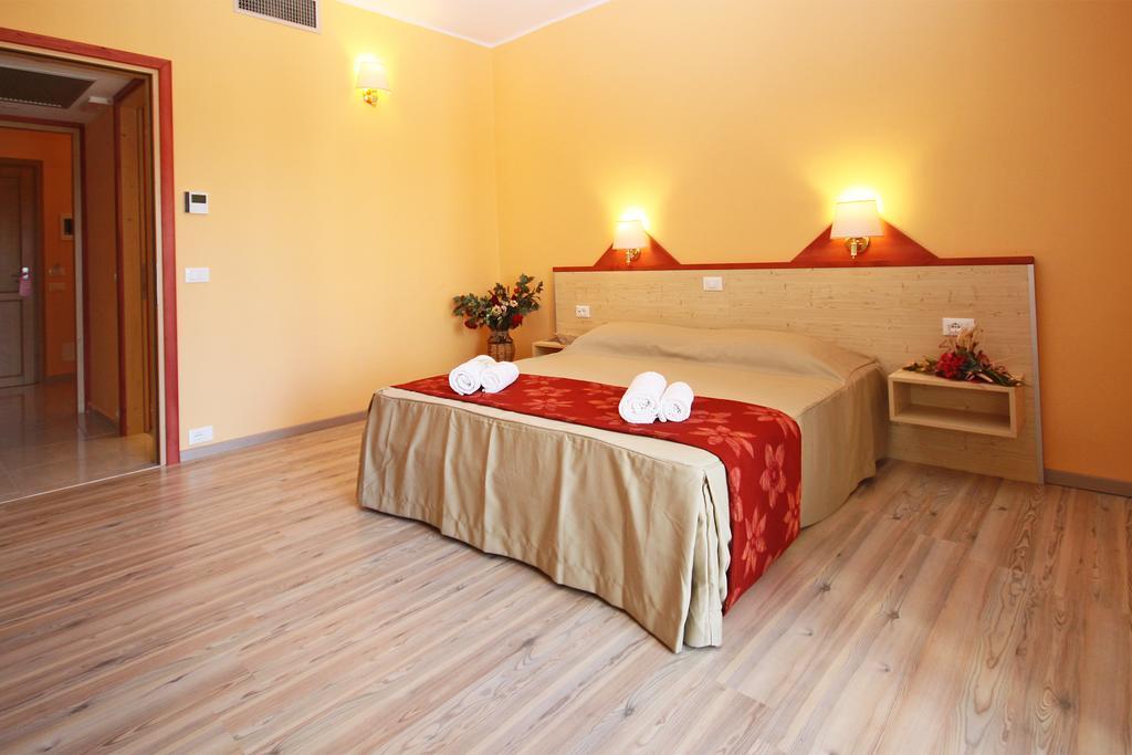 Ta 2 Pefka - Petros Italos Neos Marmaras Kamer foto